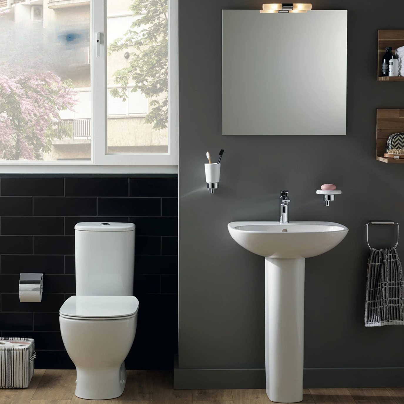 طقم حمام تيسى كامل شامل خزان بالعدة سيدالى ذاتى الغلق حوض بالعمود الطويل 65سم من ايديال ستاندرد